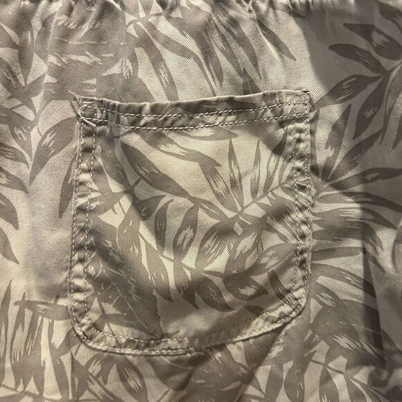 C&C California Shorts Women’s Green Leaf 100% Lyocell High Rise Pull On Large‎ - Picture 6 of 9